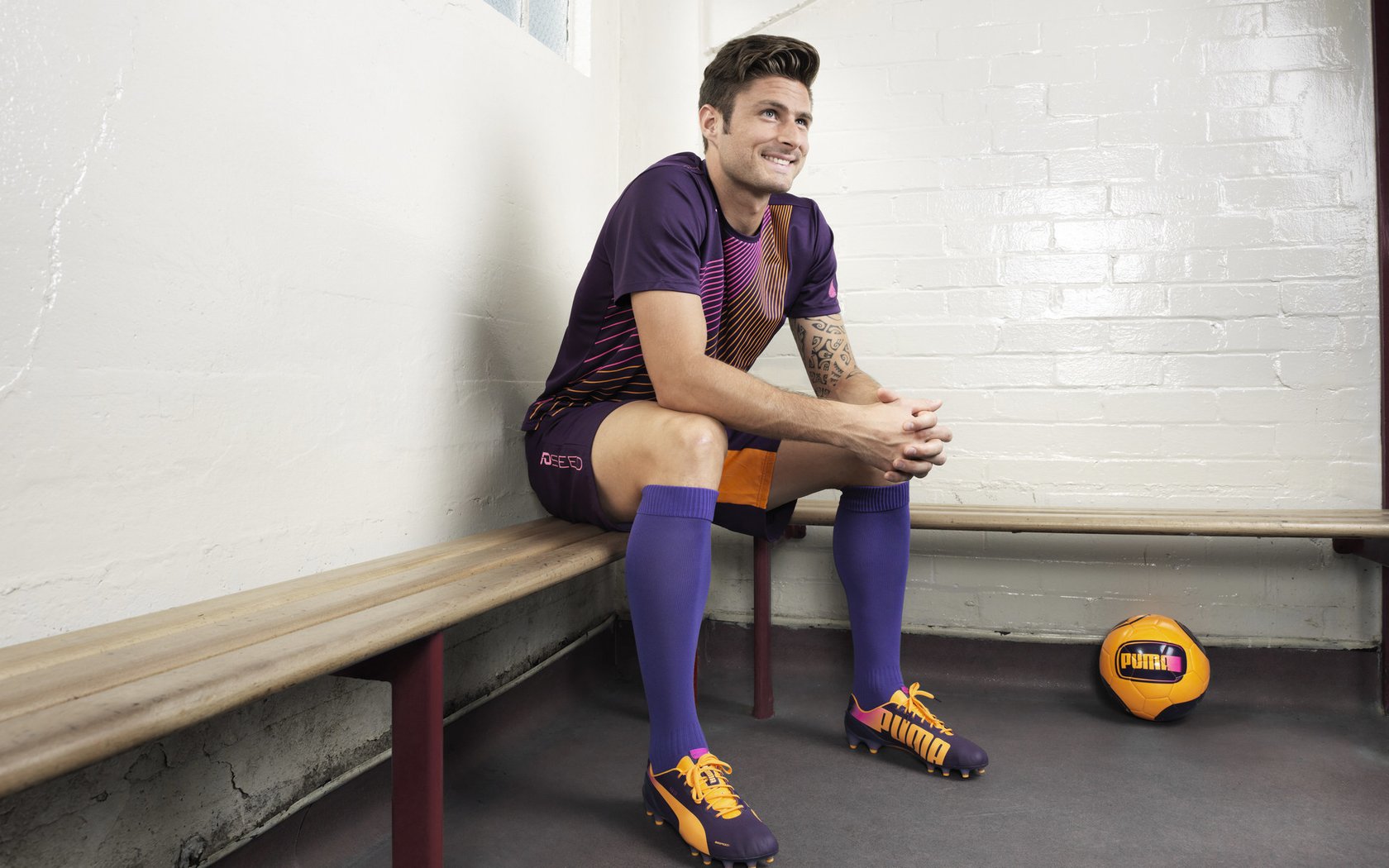 热火训练后组织团队游戏增强队友默契，团队成员熟悉互动小游戏